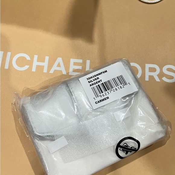 Authentic Carmen Michael Kors wallet - Picture 3 of 8